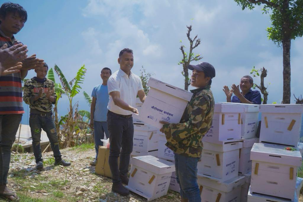 सपना भिलेजद्वारा चेपाङको जीवन स्तर उकास्न मौरीको घार वितरण