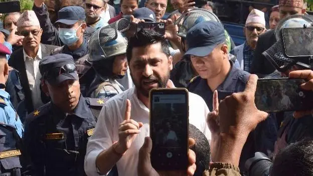 रवि लामिछानेलाई रूपन्देही अदालतमा उपस्थित गराइँदै