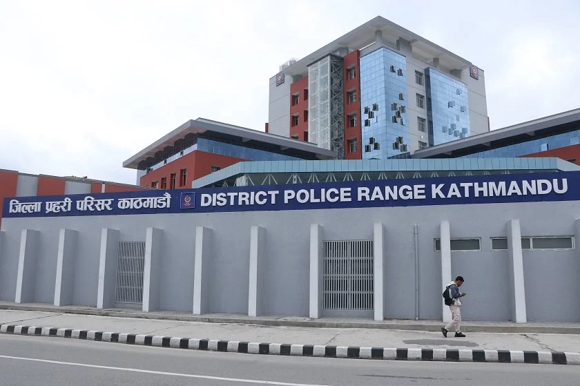 स्वयम्भूबाट पक्राउ परेका चिनियाँ नागरिक र नेपाली युवतीको साथबाट प्रहरीले १ करोड १० लाख बढी नगद र सुनका गहनाहरू बरामद, हुन्डी सम्बन्धी अनुसन्धान जारी