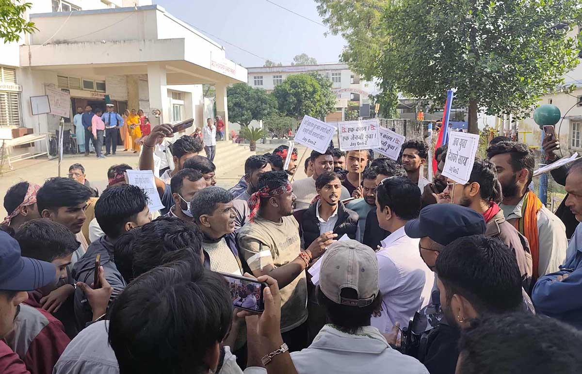 जेनजी युवाद्वारा महोत्तरीमा ११ बुँदे मागसहित प्रमुख जिल्ला अधिकारी र अस्पताल प्रमुखलाई ज्ञापनपत्र