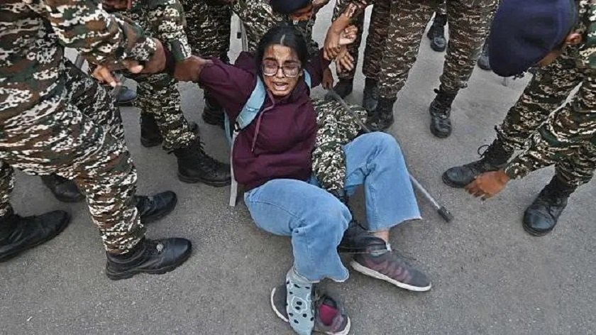 दिल्लीको इन्डिया गेटमा प्रदूषणविरुद्धको विद्यार्थी प्रदर्शन हिंसात्मक, प्रहरी–विद्यार्थीबीच झडप