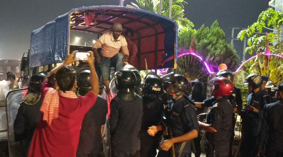 जनकपुरधाममा स्वास्थ्यकर्मीको माग पूरा गर्न असमर्थता र प्रहरी दमन, सडक अवरुद्ध र आन्दोलन जारी