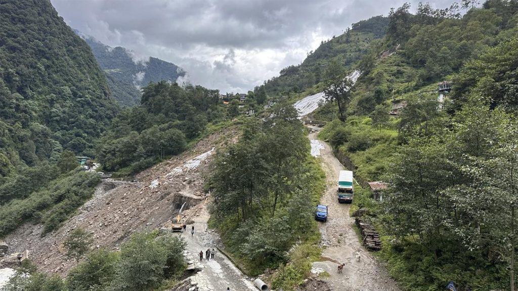 अरनिको राजमार्ग पुनः सञ्चालन, स्थानीयवासीले सडक अवरुद्ध गरेपछि ८ दिनपछि खुल्यो