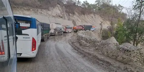 दाउन्ने सडकमा तीन दिनदेखि सवारी जाम: शीतलहर र निर्माणले जनजीवन अस्तव्यस्त