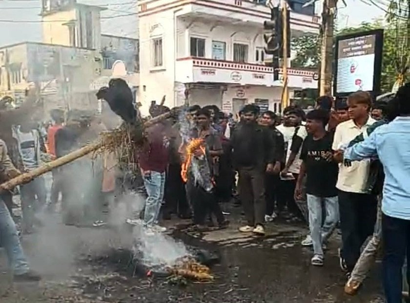 मदरसा शिक्षा विधेयकको सैद्धान्तिक स्वीकृतिपछि वीरगन्जमा प्रदर्शन तीव्र, मुख्यमन्त्री यादवको पुतला दहन