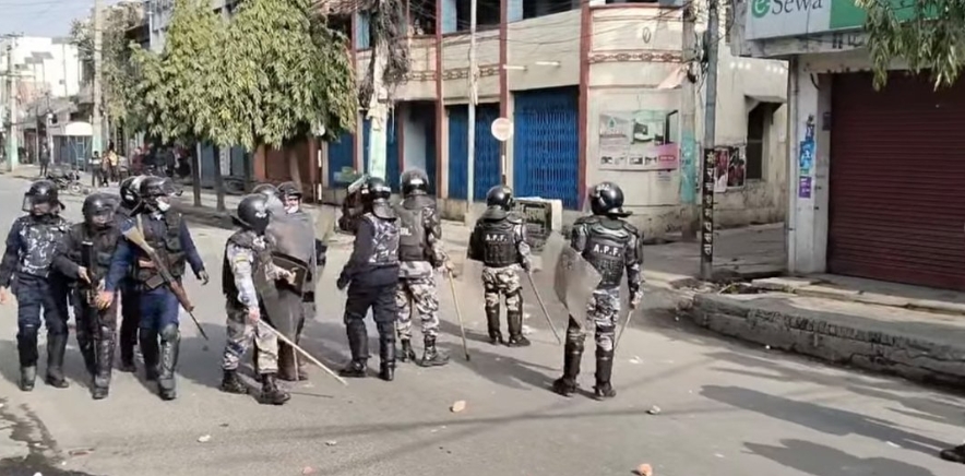 वीरगञ्जमा प्रदर्शन र प्रहरीबीच झडप, निषेधाज्ञा उल्लङ्घनपछि तनाव तीव्र