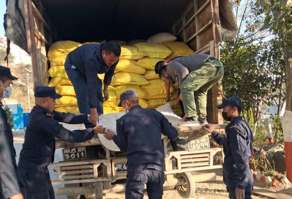 चार सय बोरा युरिया मल सहित, भन्सार छली गरिएका मकै र ट्रक चालक बालाजुबाट पक्राउ