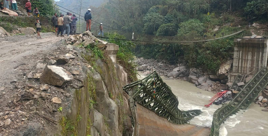सङ्खुवासभामा बेलीब्रिज भाँचिएपछि यातायात पूर्णरूपमा अवरुद्ध, आवतजावत र व्यापार प्रभावित