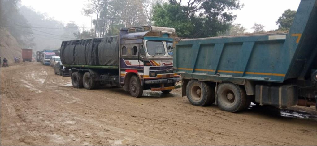 पश्चिम नवलपरासीको दाउन्ने क्षेत्रमा सडक चिप्लिएर यातायात प्रभावित