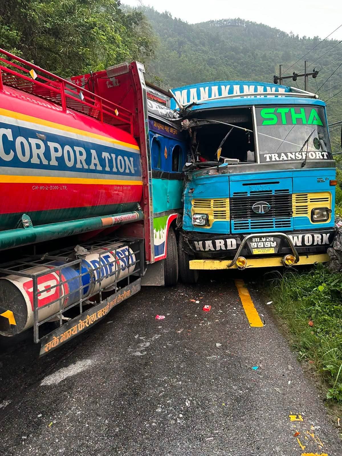 तनहुँको आँबुखैरेनीमा तेल ट्यांकर र डिब्बा ट्रक ठोक्किँदा मुग्लिङ–पोखरा सडक अवरुद्ध