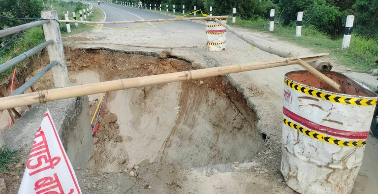 सिरहामा निर्माणाधीन गागन खोलाको पुल भासिए, सुरक्षा जोखिम र वैकल्पिक मार्गको समस्या