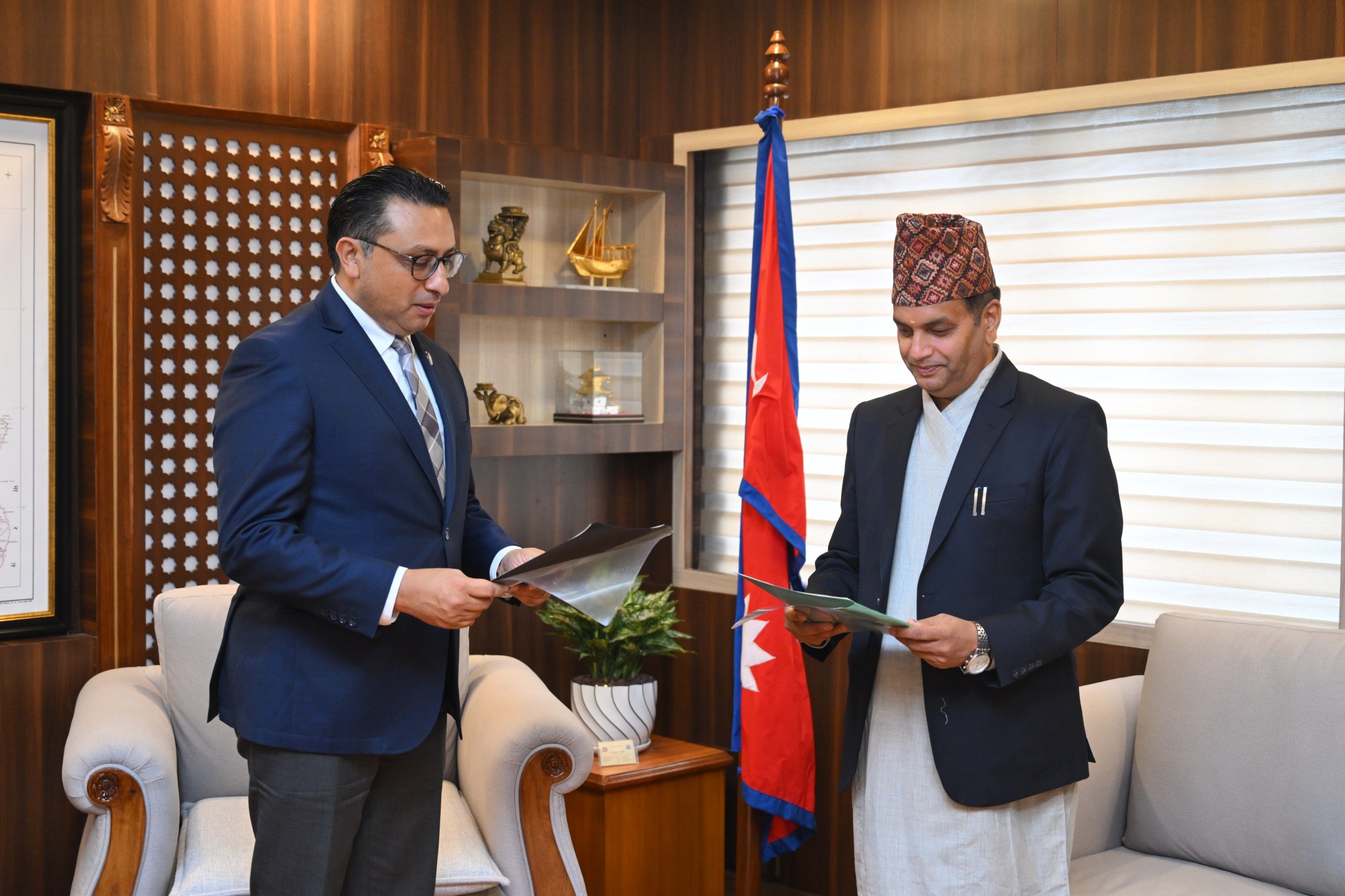 नेपाल धितोपत्र बोर्डका नयाँ अध्यक्ष गोपालप्रसाद भट्टलाई पद तथा गोपनीयताको शपथ