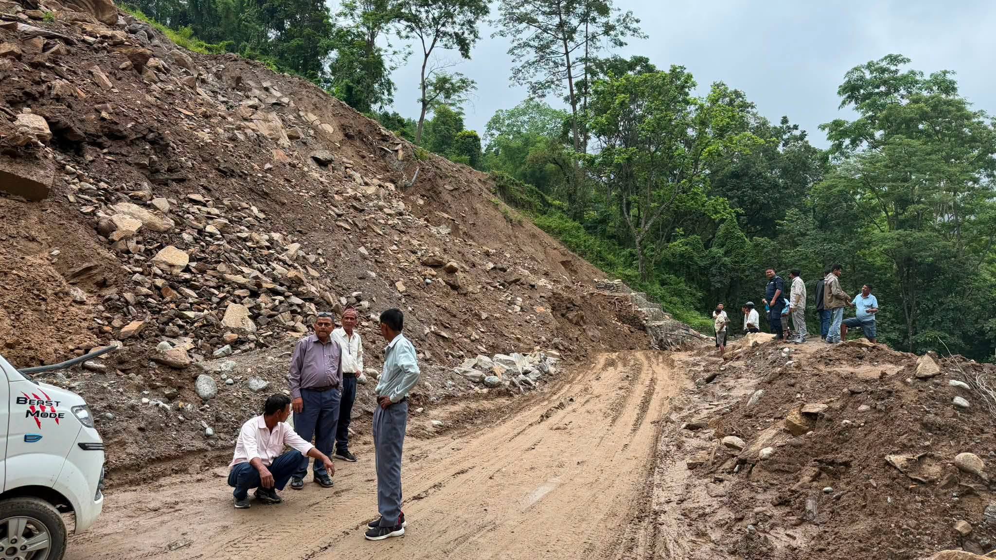 कोशी र बागमती प्रदेशका मुख्य सडकहरू बाढी, पहिरो र मर्मतका कारण पूर्ण रूपमा अवरुद्ध