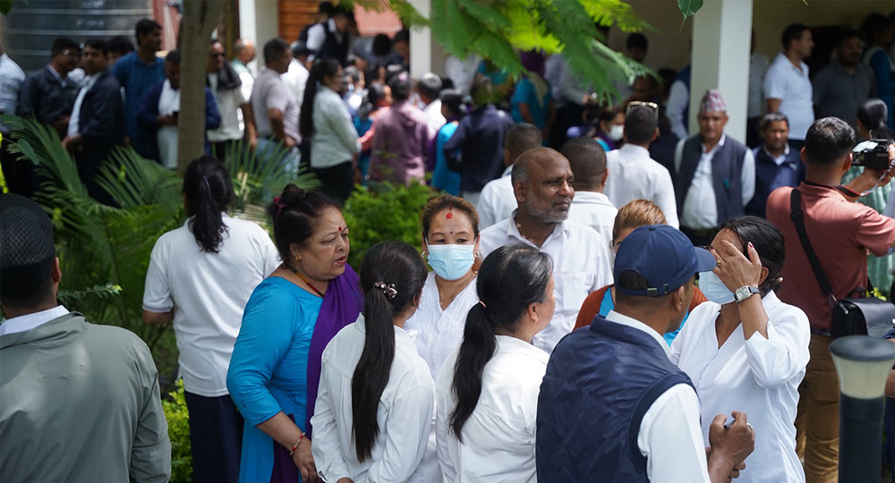 सरकारले करार र दैनिक ज्यालादारी कर्मचारी हटाउने निर्णयविरुद्ध सरकारी कर्मचारीको सिंहदरबारभित्रै प्रदर्शन