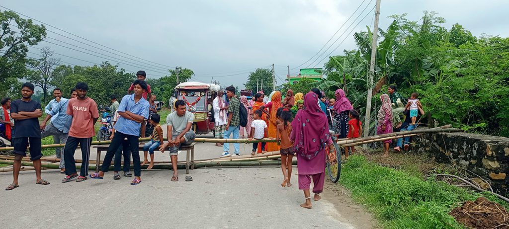 सप्तरीको बोदेबरसाईन नगरपालिका-५ मा पानी निकास नहुँदा सडक अवरुद्ध