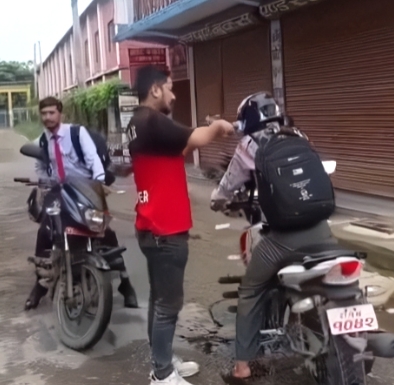 दाङको घोराहीमा शिक्षा अधिकारीमाथि मोबिल खन्याउने घटना, भिडियो सामाजिक सञ्जालमा वायरल