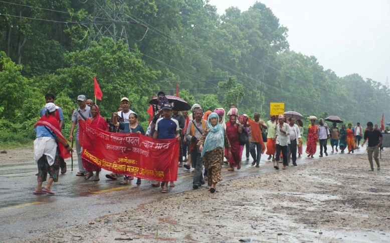 मिटरब्याज पीडितहरूको काठमाडौं केन्द्रित मार्च प्रभावित, वर्षाका कारण यात्रा चपुरमै रोकिए