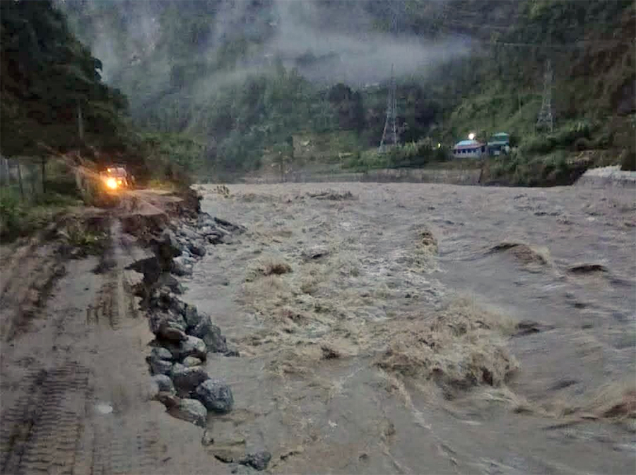 तामाकोशी बाढीले दोलखाको किर्नेटारमा सडक पूर्णरूपले अवरुद्ध, यातायात सेवा प्रभावित