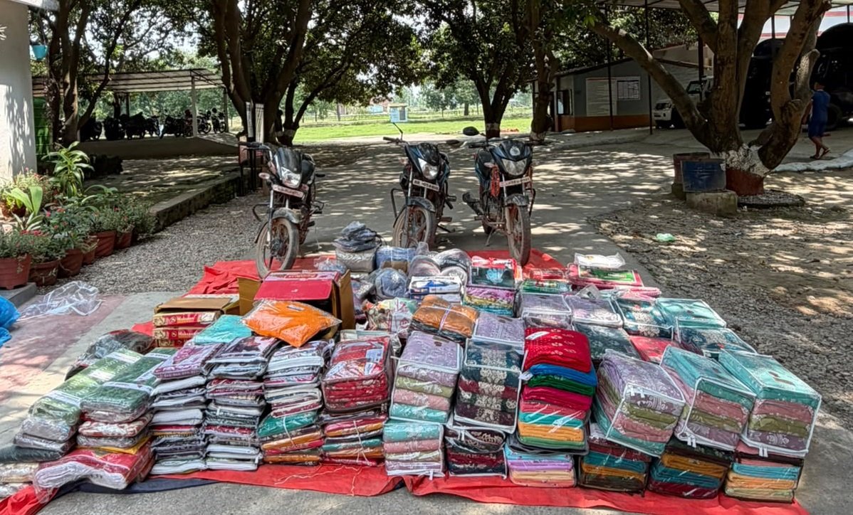 सशस्त्र प्रहरीको गस्तीले लाखौं मूल्यको अवैध भारतीय कपडा र तीन मोटरसाइकल बरामद