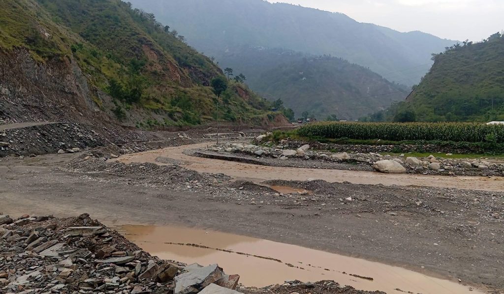 नेपालमा भारी वर्षापछि सडक अवरुद्ध, यातायात सेवा प्रभावित यात्रामा सावधानी अपनाउन आग्रह