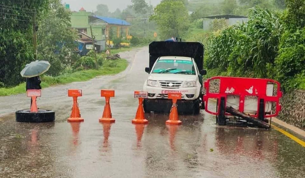 काभ्रेपलाञ्चोक: वर्षाका कारण जोखिम, बीपी राजमार्गमा सवारी आवागमन होल्ड