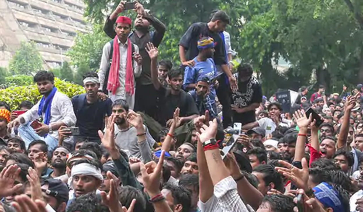 भारतीय संसद् मार्चमा प्रहरीले लाठीचार्ज, प्रदर्शनकारी र प्रहरीबीच धकेलाधकेल