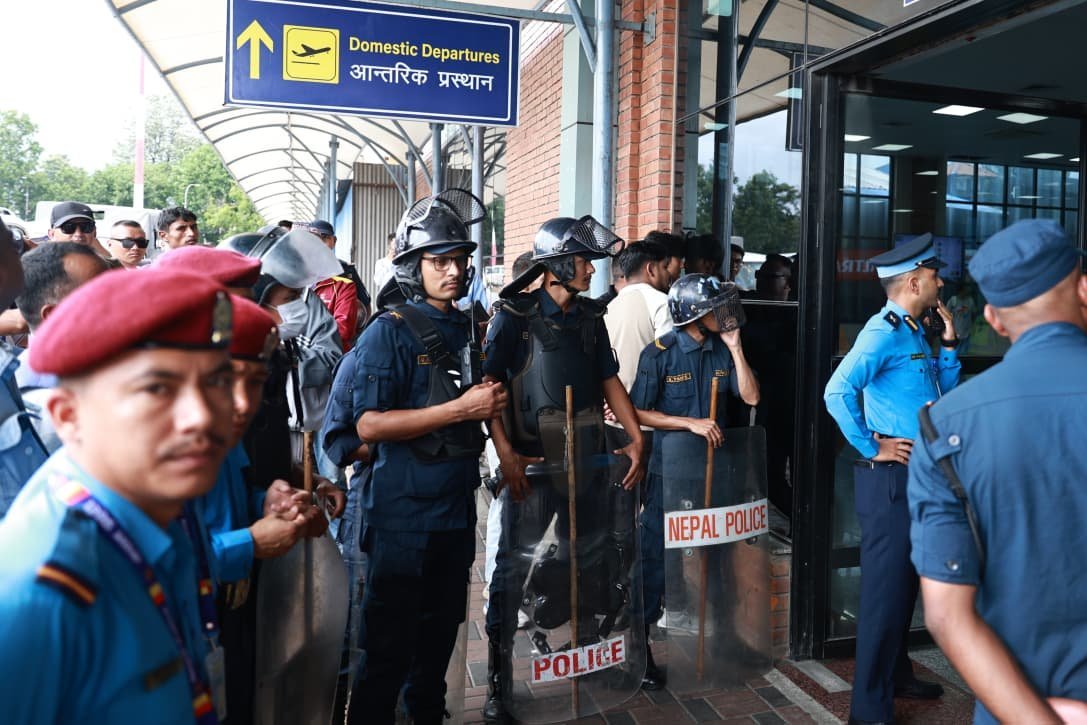 विमानस्थलको आन्तरिक टर्मिनलमा कार्यक्रम गर्न खोजेका थिए दुर्गा प्रसाईं; कार्यक्रममा रोक प्रहरीको हस्तक्षेप
