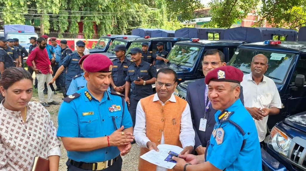 मधेश प्रदेशले नेपाल प्रहरीलाई १२ वटा पिकअप जिप हस्तान्तरण, सुरक्षा व्यवस्थामा थप मजबूती