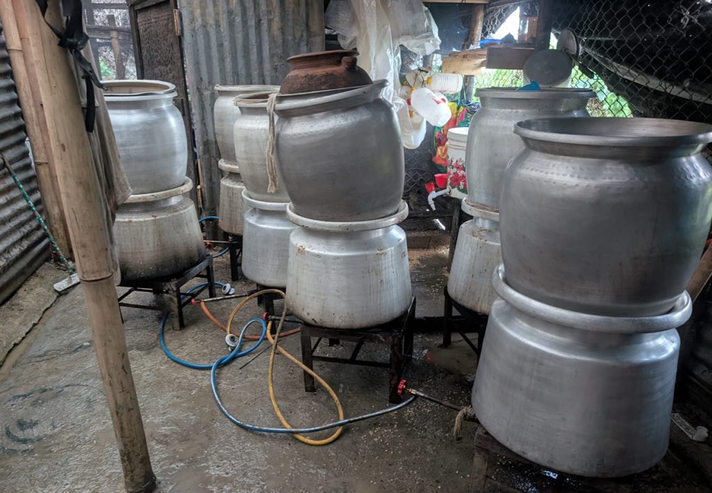काठमाडौंमा ६५० लिटर घरेलु मदिरासहित दुई जना पक्राउ
