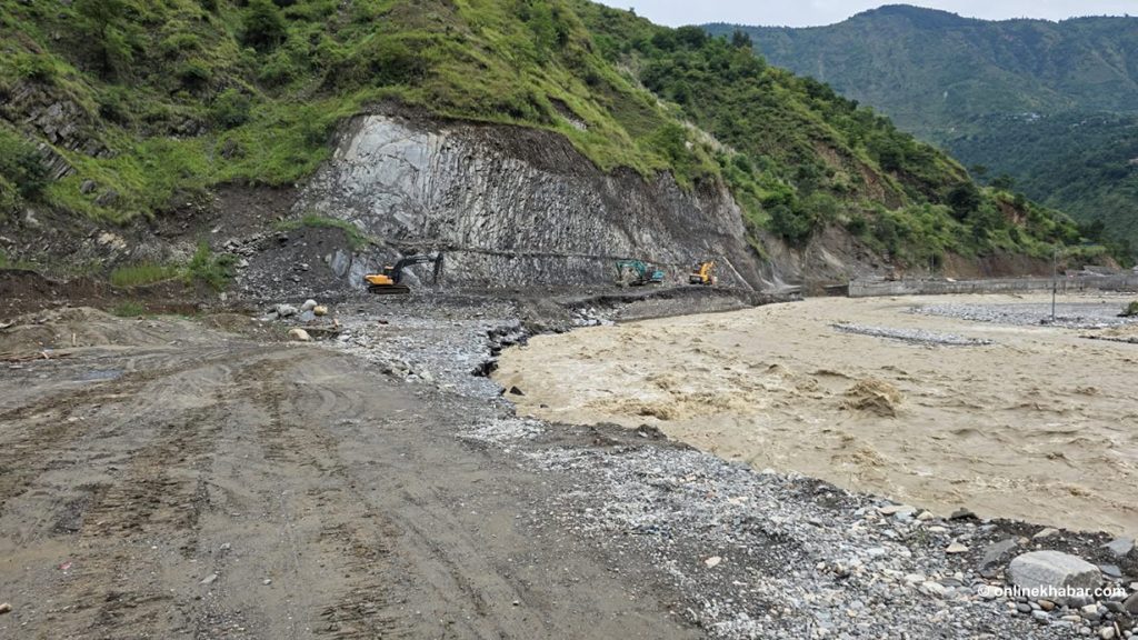 रोशी खोलाले बगाएका बीपी राजमार्गका अस्थायी डाइभर्सन पुनर्निर्माण सुरु