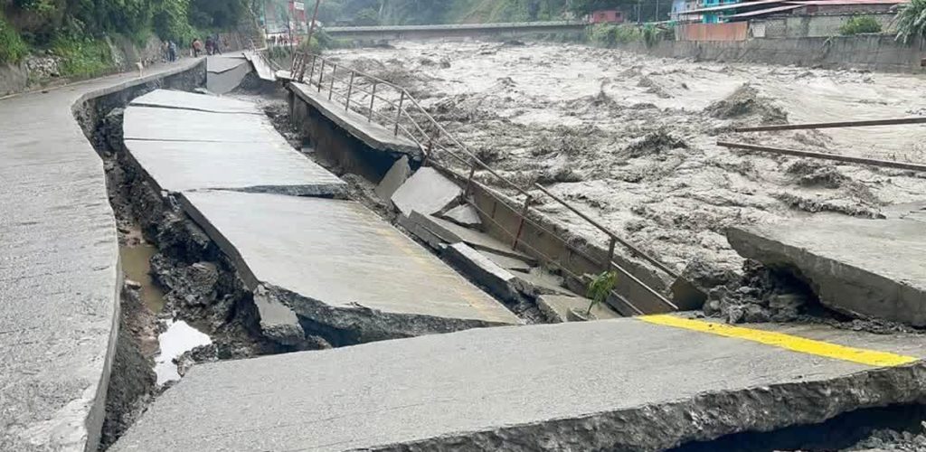 बाढीपहिरोले सडक, पुल र खानेपानीमा ठूलो क्षति; जलविद्युत् आयोजनामा १ खर्ब ३४ अर्बको नोक्सानी