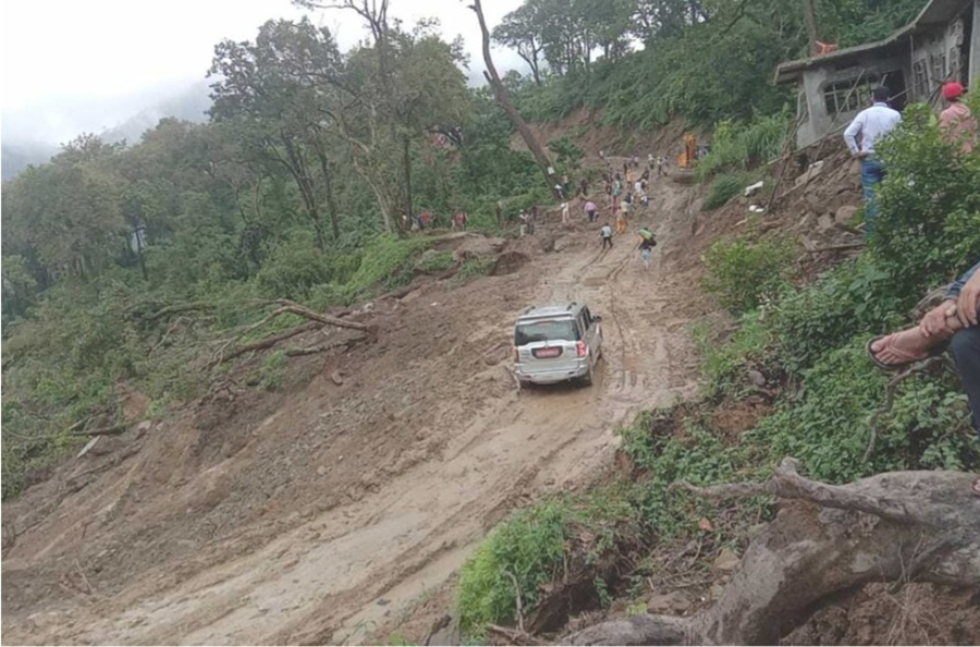 लगातार वर्षापछि सुदूरपश्चिमका सात पहाडी जिल्लामा सवारी आवागमन बन्द