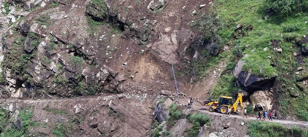लगातारको वर्षाले कर्णालीका ६ जिल्लाका सडक अवरुद्ध