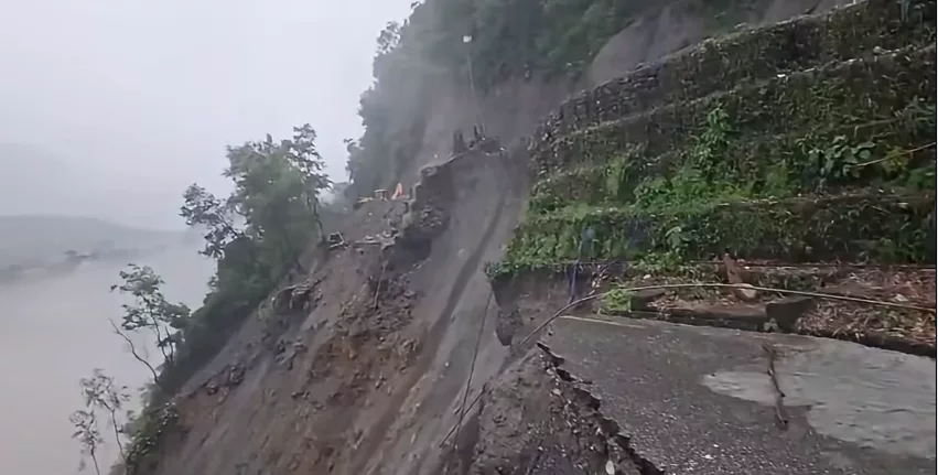 वर्षा र पहिरोले देशभरका मुख्य राजमार्ग प्रभावित, कतिपय सडक पूर्ण अवरुद्ध