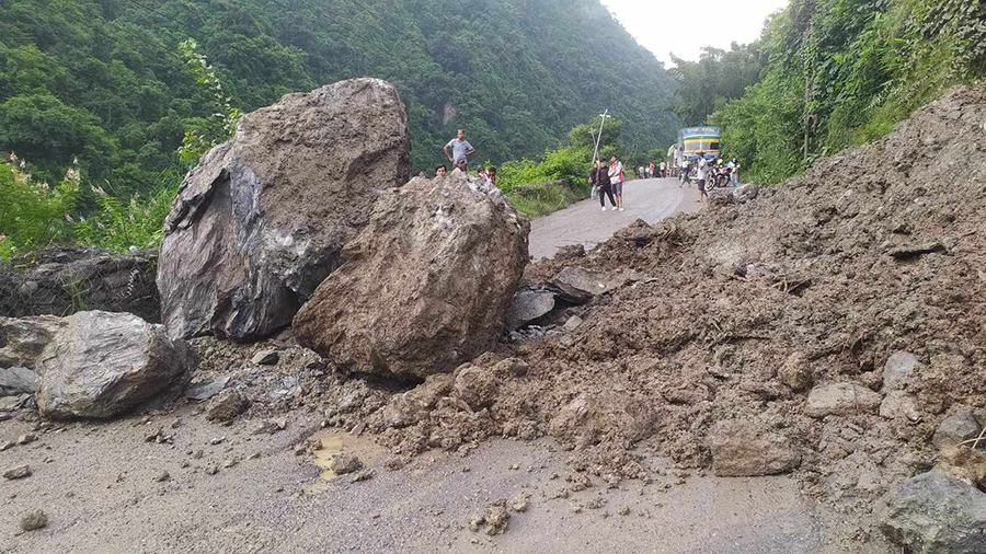 वर्षा र पहिरोले ११ प्रमुख सडकखण्ड प्रभावित, यात्रा गर्नुअघि अवस्था बुझ्न आग्रह