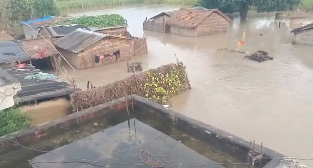 सुस्तामा नारायणीको बाढी: १६५ घर डुबानमा, बस्ती उच्च जोखिममा