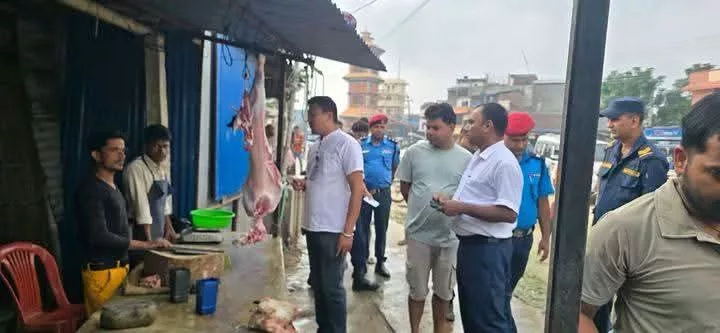 गौरमा म्याद गुज्रिएका खाद्यवस्तु बिक्रीका लागि राखेको भेटिएपछि डेरी पसललाई २ लाख जरिवाना