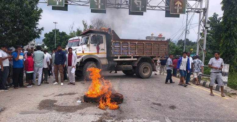 कटारीमा टिपर सञ्चालनको विवाद चर्कियो, व्यवसायीको प्रदर्शनले सडक अवरुद्ध