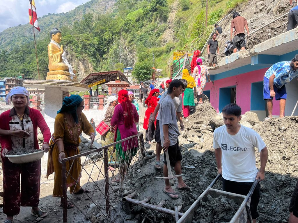 म्याग्दीमा विपद्पछिको पुनःस्थापनामा जुटे स्थानीय: सडक, विद्युत् र बस्ती मर्मतमा जनश्रमदान