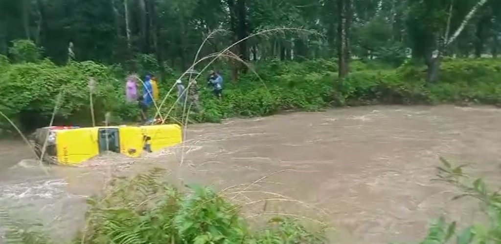 माडीमा खोलाले एम्बुलेन्स बगायो, चालकसहित तीनै जना सकुशल