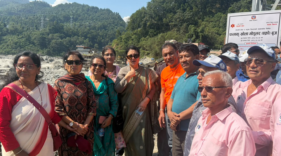 बाढी प्रभावित बेत्रावती पुगिन् विद्यादेवी भण्डारी, फलाखु खोलाको बेलिब्रिजको अवलोकन