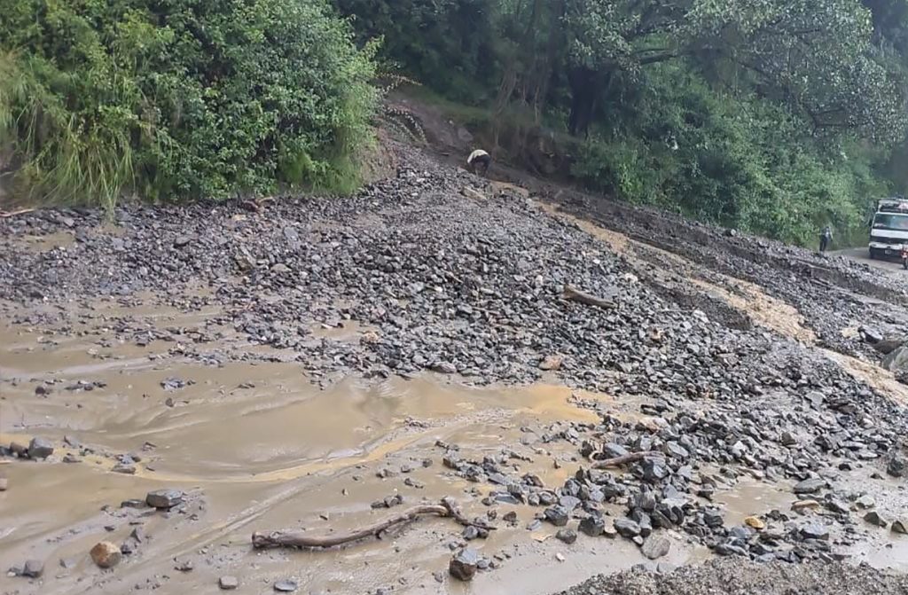 बीपी राजमार्ग पुनः सञ्चालनमा, सतर्क भएर यात्रा गर्न प्रशासनको अनुरोध
