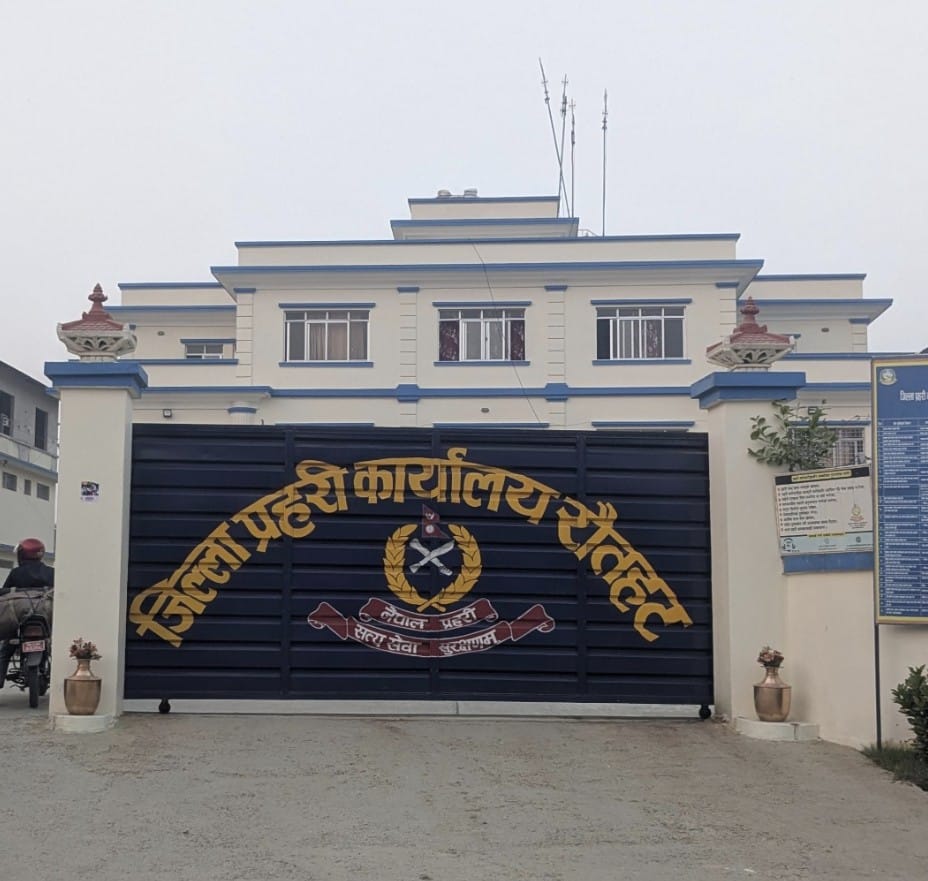 रौतहटमा भन्सार छलीका १२ मोबाइलसहित भारतीय नागरिक पक्राउ
