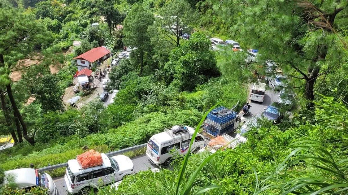 पालुङ–हेटौँडा सडकमा १०० भन्दा बढी बस अलपत्र, हजारौँ यात्रु ३६ घण्टादेखि समस्यामा
